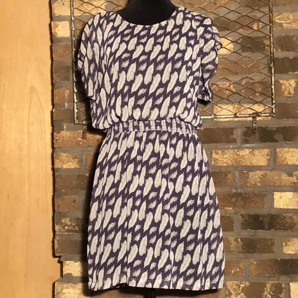 Paisley and Ivy flutter sleeve elastic waist midi dress feather pattern black L